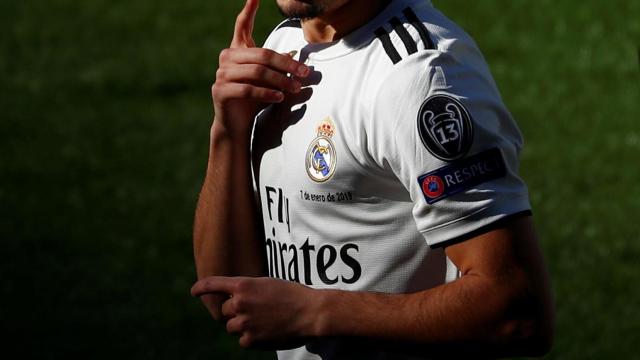 Brahim Díaz, saluda a los espectadores del Santiago Bernabéu