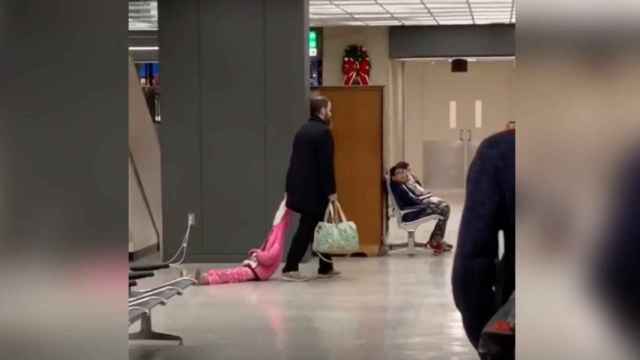 Un padre arrastra a su hijo de forma hilarante por un aeropuerto