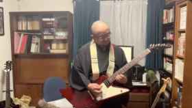 Uno de los monjes optó por tocarse un temazo con la guitarra