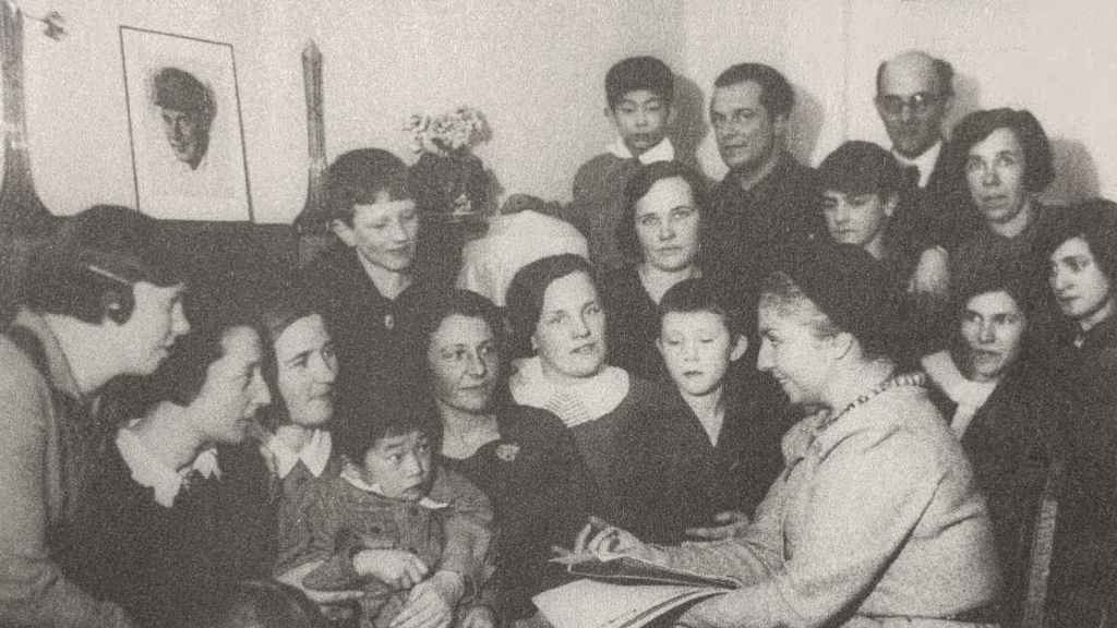 María Teresa León habla con los alumnos de la Residencia Infantil Internacional número 2. Moscú 1933.