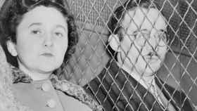 Julius y Ethel Rosenberg en 1951, después de comparecer ante el juez.