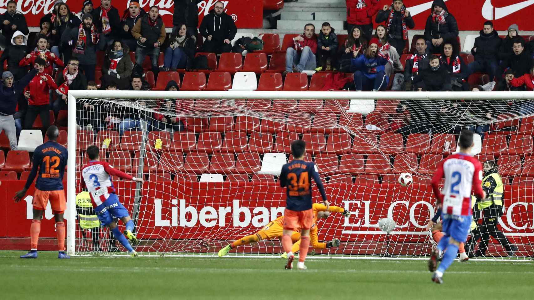 Noblejas, tras batir a Jaume, consiguiendo el primer gol del Sporting ante el Valencia en la ida de los octavos de la Copa del Rey