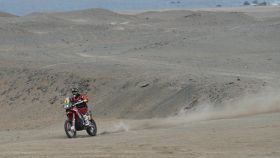 El español Joan Barreda Bort conduce su motocicleta Honda durante la segunda etapa del Rally Dakar 2019 entre Pisco y San Juan de Marcona