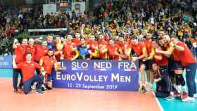 Los jugadores de la selección española de Voleibol celebran la victoria ante Bielorrusia