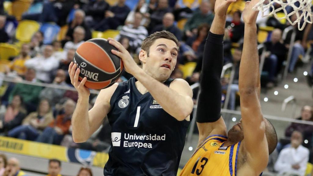 Causeur protege el balón en una entrada a canasta