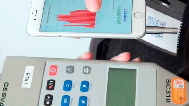 Un sonómetro convencional y un iPhone con la 'app' móvil instalada para una prueba de medida acústica.