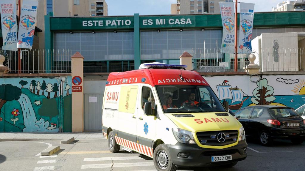 Una ambulancia frente al colegio El Pilar de Valencia donde ha tenido lugar el suceso.