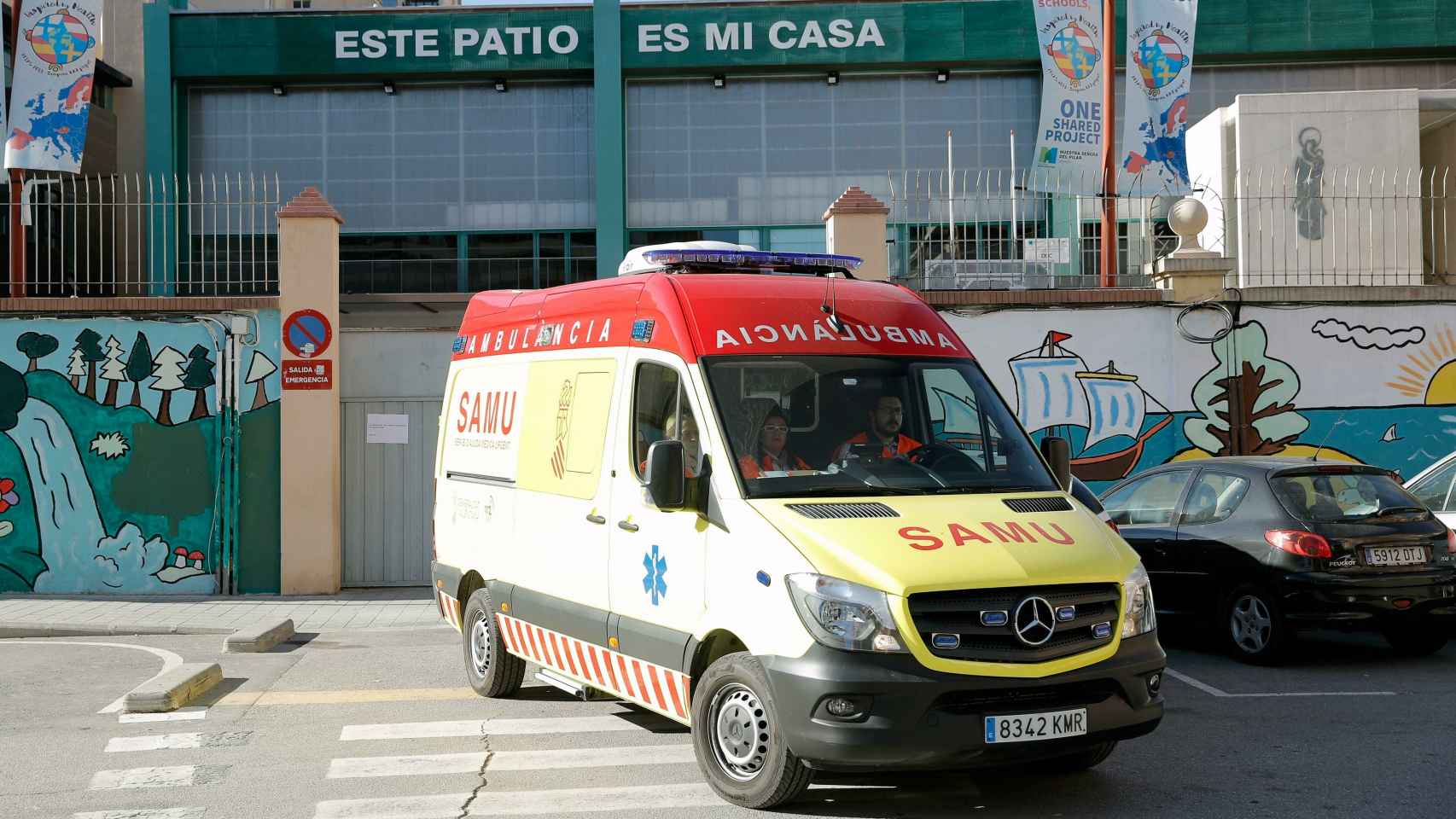 Una ambulancia frente al colegio El Pilar de Valencia donde ha tenido lugar el suceso.