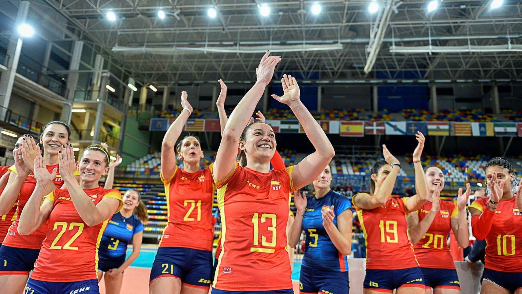 Las jugadoras de la selección española de Voleibol celebran su victoria ante Letonia en el partido de la fase de clasificación para el Campeonato de Europa