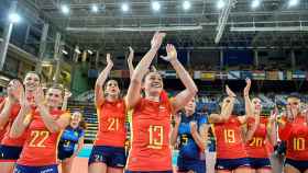 Las jugadoras de la selección española de Voleibol celebran su victoria ante Letonia en el partido de la fase de clasificación para el Campeonato de Europa
