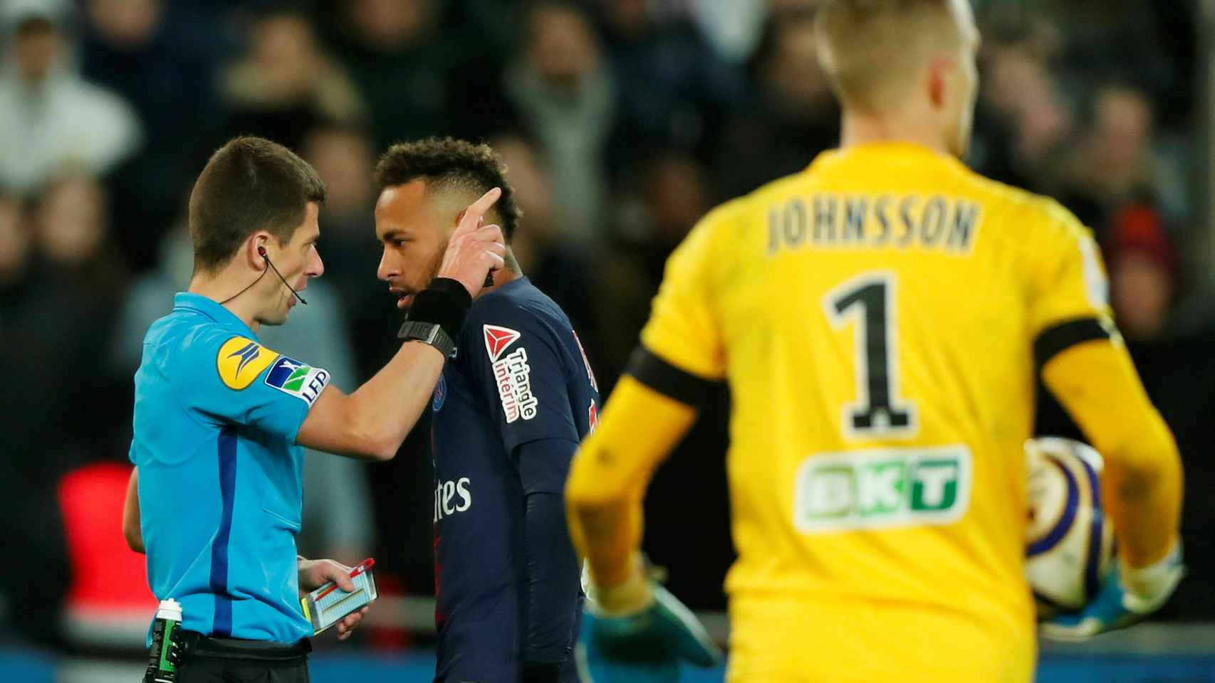 El árbitro advierte a Neymar durante el PSG - Guingamp