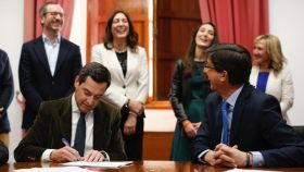 Momento de la firma del acuerdo de investidura PP-Cs en Andalucía.