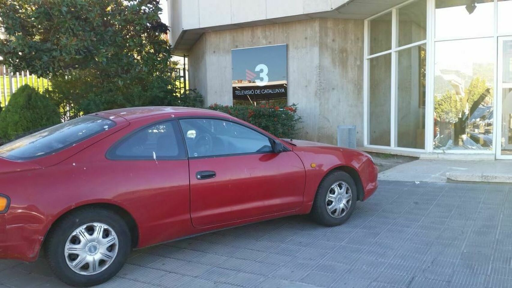 Un hombre estampa su coche contra la puerta principal de TV3