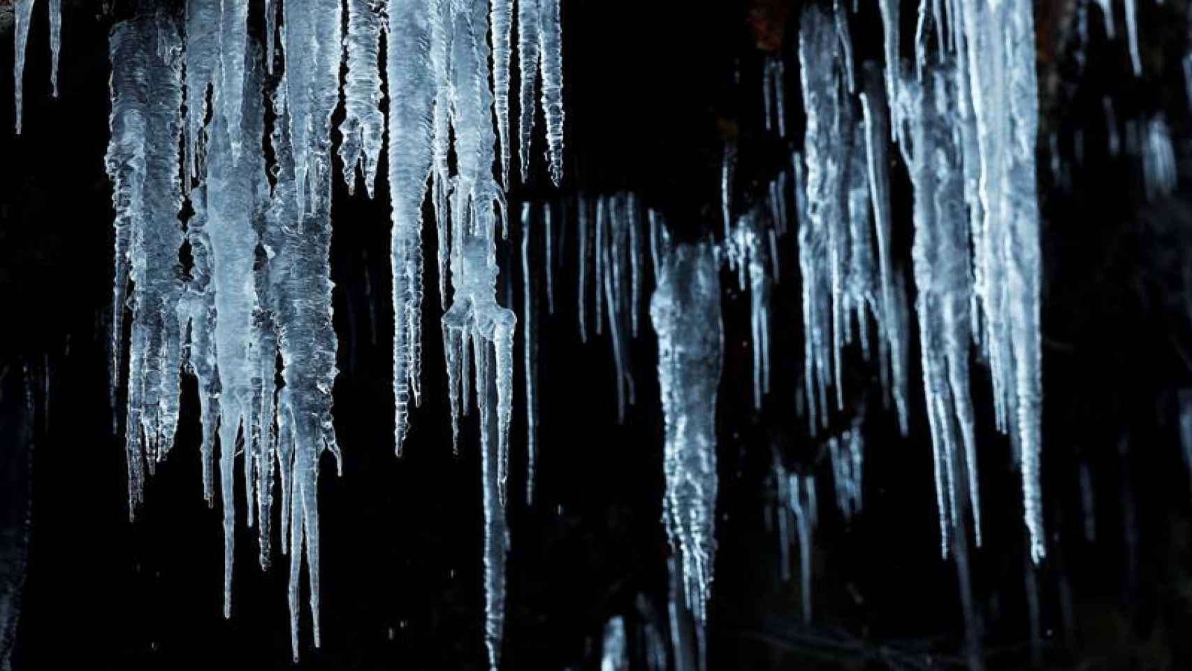 Carámbanos de hielo penden de una roca en la zona del valle de Roncal, en Navarra.