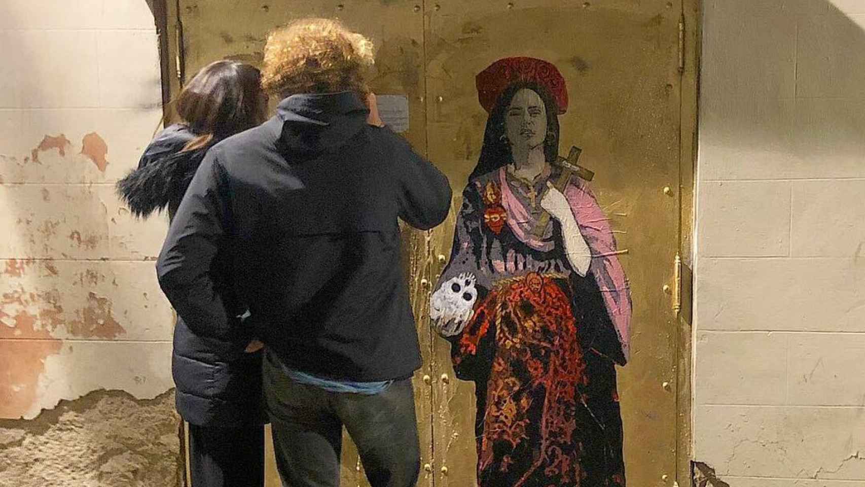 Rosalía, pintada como Santa por el artista urbano TvBoy en el Fossar de les Moreres, Barcelona.