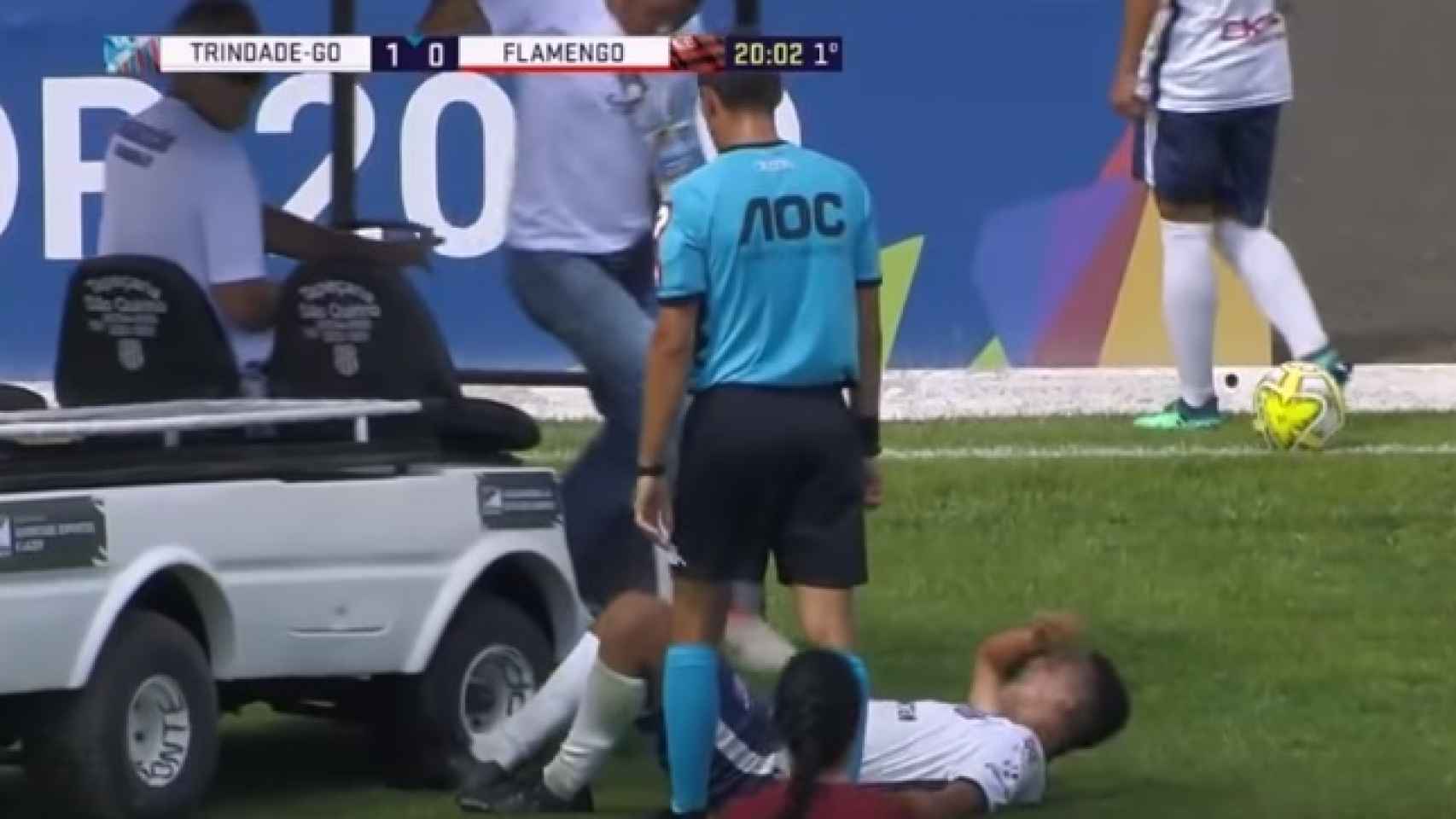 Un coche camilla pasa por encima del pie del jugador lesionado al que asistía.