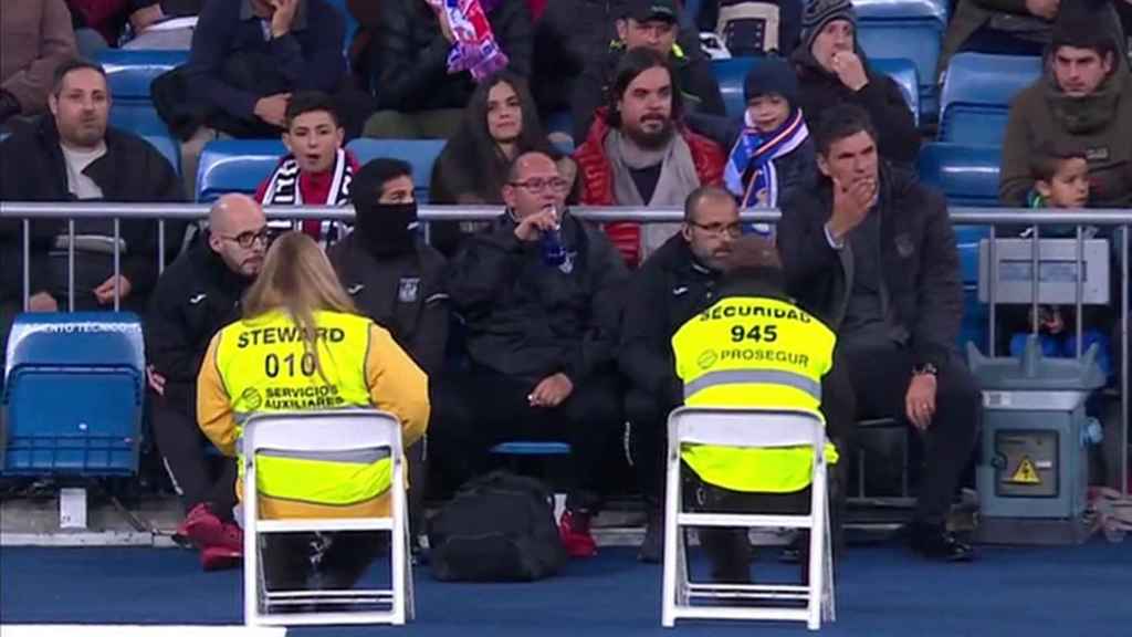 Mauricio Pellegrino sentado fuera del banquillo del Santiago Bernabéu