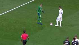 Ivan Cuellar intenta molestar a Sergio Ramos antes de lanzar el penalti
