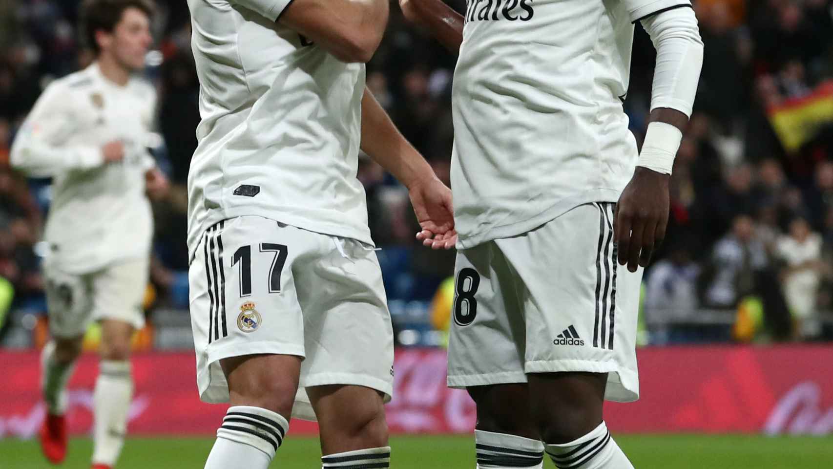 Lucas Vázquez celebra con Vinicius su gol ante el Leganés