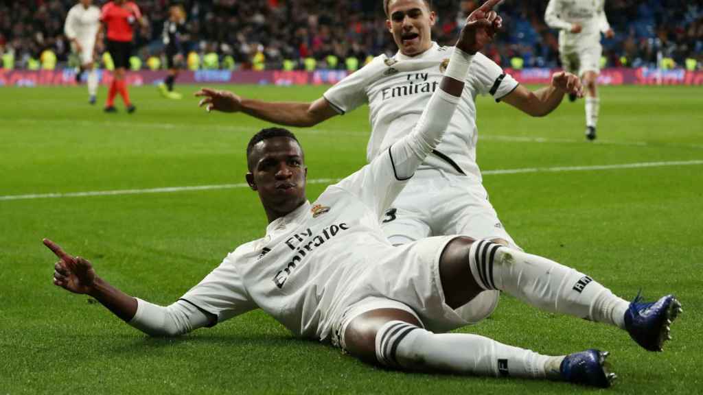 Vinicius y Reguilón celebran un gol del Real Madrid