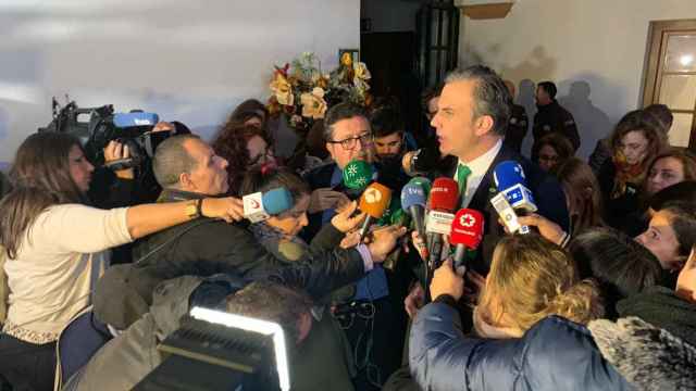 Javier Ortega Smith atiende a los medios acompañado de su líder andaluz, Francisco Serrano.