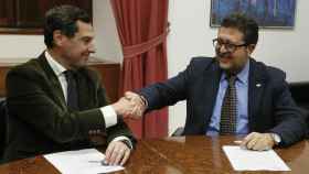 El presidente del PP-A, Juanma Moreno (i), estrecha la mano con el líder andaluz de Vox, Francisco Serrano.