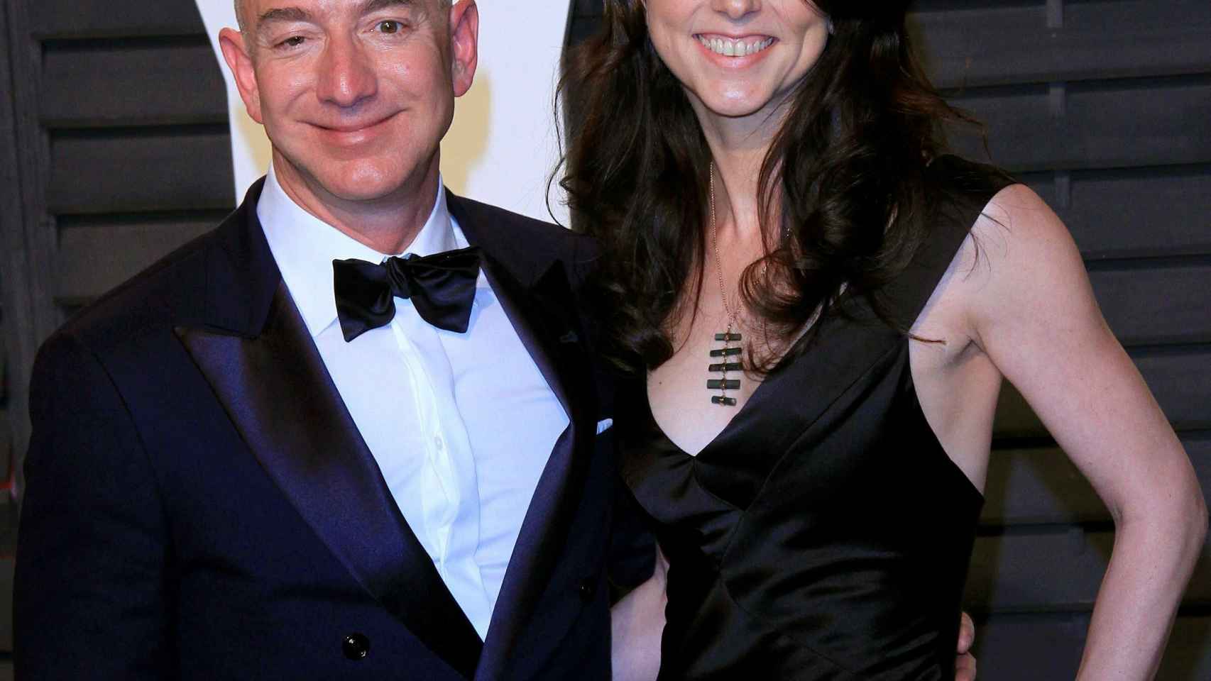 Jeff Bezos y MacKenzie, su ex mujer, en una imagen de archivo