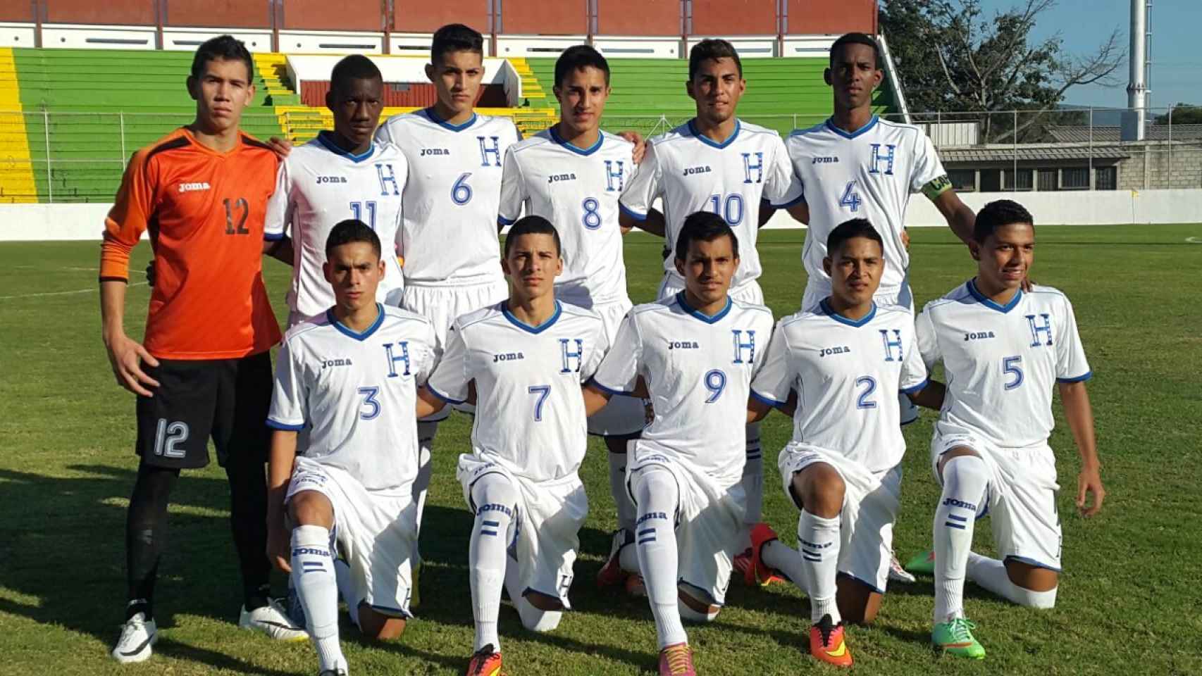 Allan Rivera -dorsal 6- con la selección sub17 de Honduras antes de un partido amistoso ante El Salvador. Foto: lnphn.com