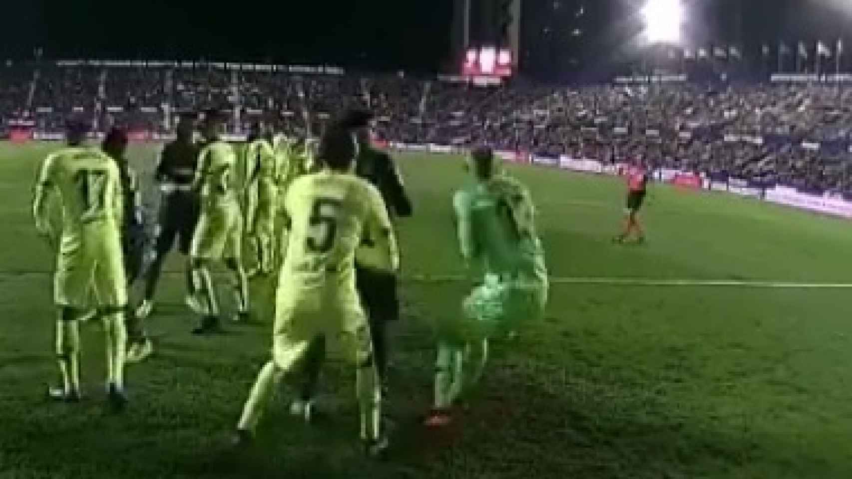 Busquets durante el Levante-Barça.