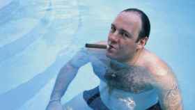 Tony Soprano (James Gandolfini) fumándose un puro en la piscina.