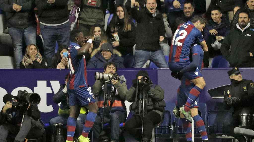 Celebración de uno de los goles del Levante ante el Barça en Copa
