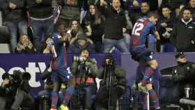 Los jugadores del Levante celebran uno de los goles al Barcelona en Copa