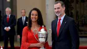 Felipe VI hace entrega del premio Princesa Leonor, galardón al mejor deportista menor de 18 años, a la atleta María Vicente