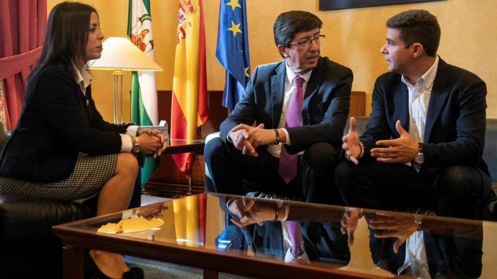 La presidenta del Parlamento andaluz, Marta Bosquet, durante su reunión con el líder de Cs en Andalucía, Juan Marín (c), y el diputado andaluz Sergio Romero.