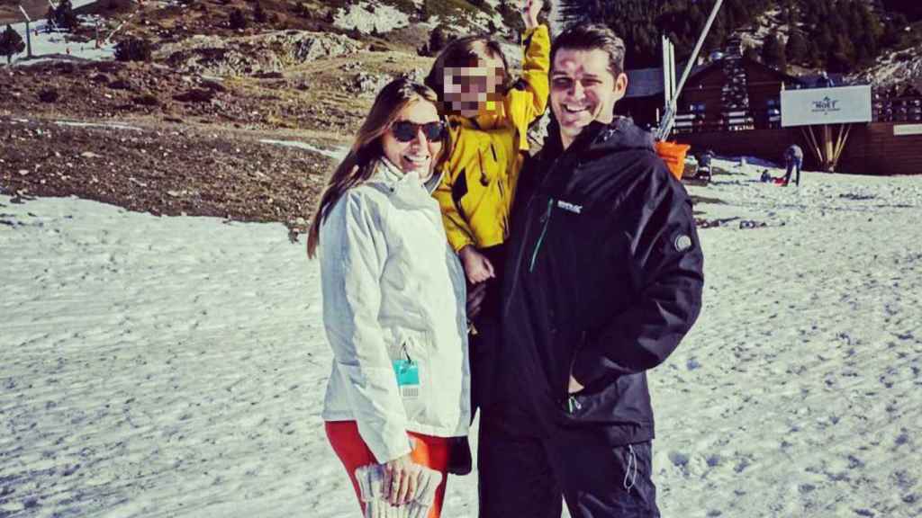 Manu Tenorio, Silvia Casas y su hijo Pedro en la estación de esquí de Baqueira Beret.