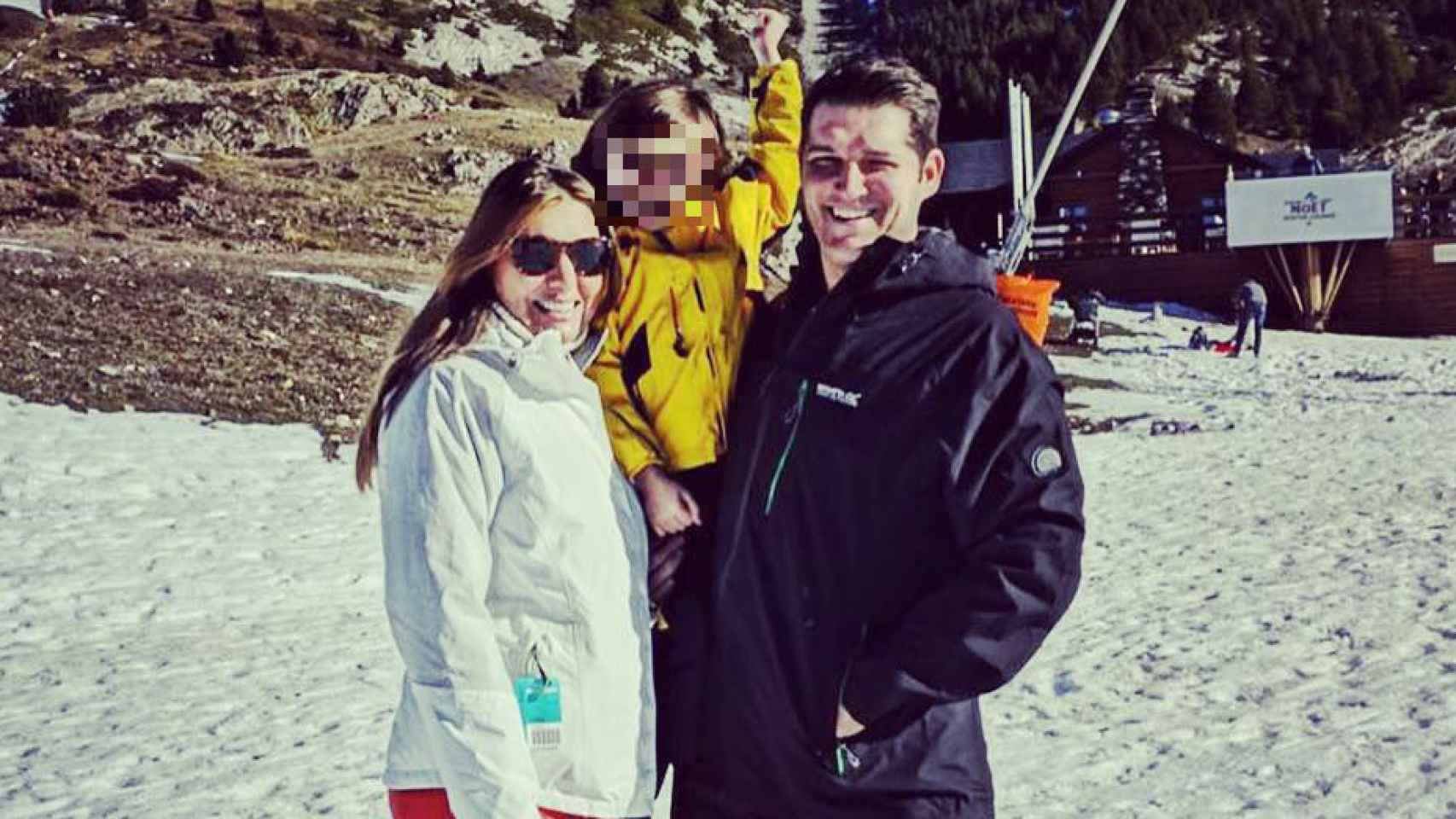 Manu Tenorio, Silvia Casas y su hijo Pedro en la estación de esquí de Baqueira Beret.