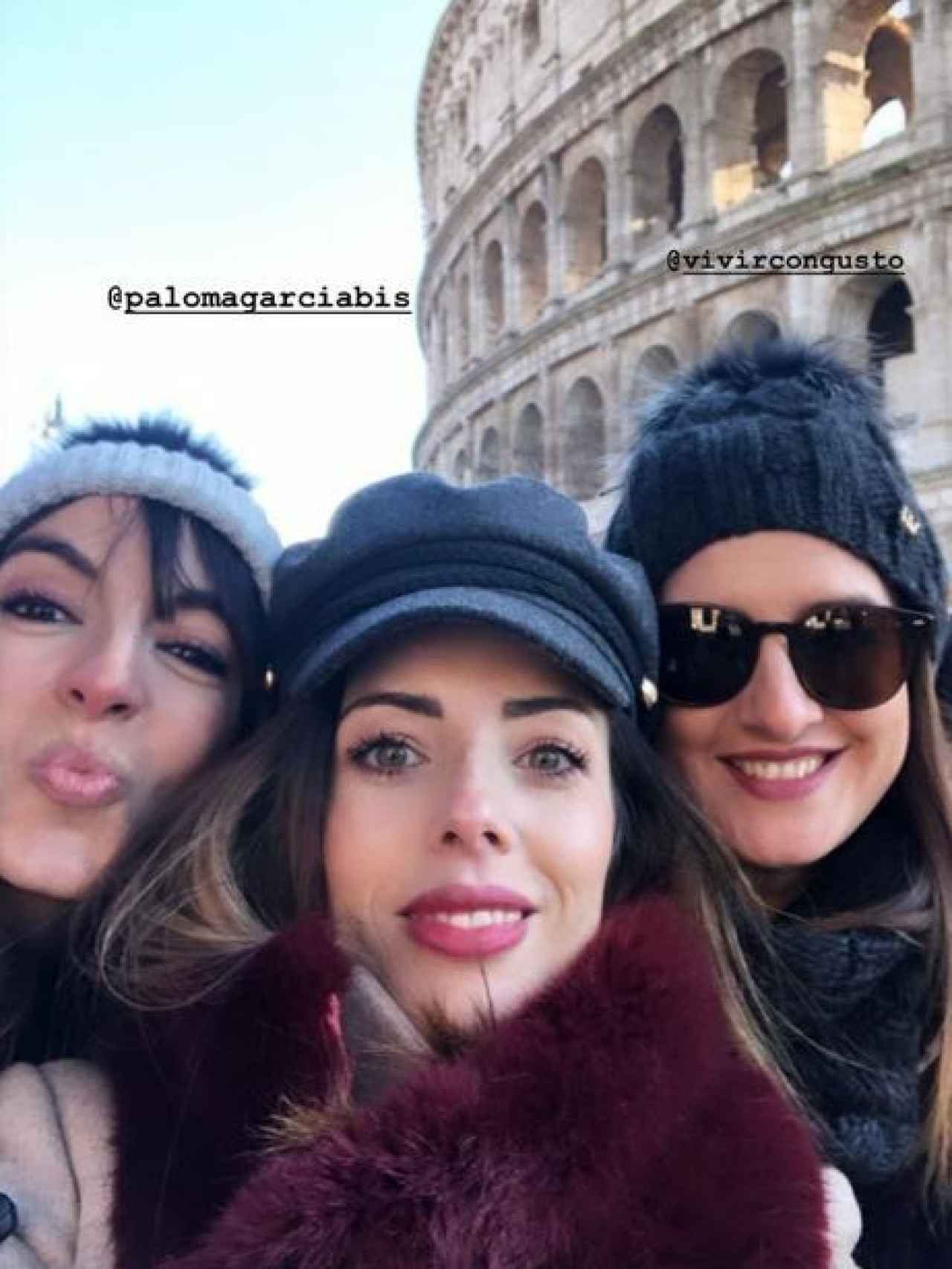 Lidia Bedman, en el centro, junto a dos amigas en el Coliseo.