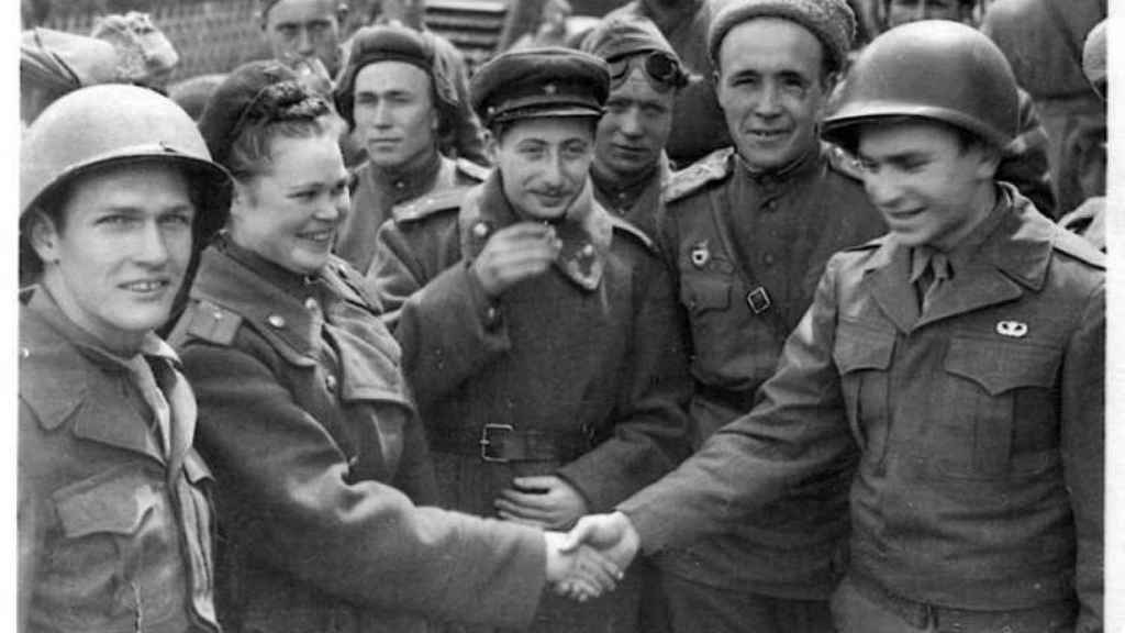 Manny Steinfeld (d) saluda a soldados soviéticos en Grabow, Alemania, el 3 de mayo de 1945.