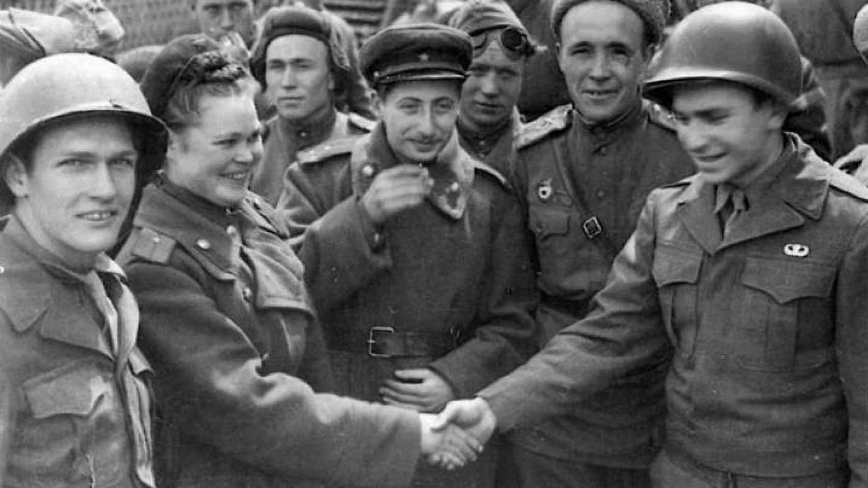 Manny Steinfeld (d) saluda a soldados soviéticos en Grabow, Alemania, el 3 de mayo de 1945.