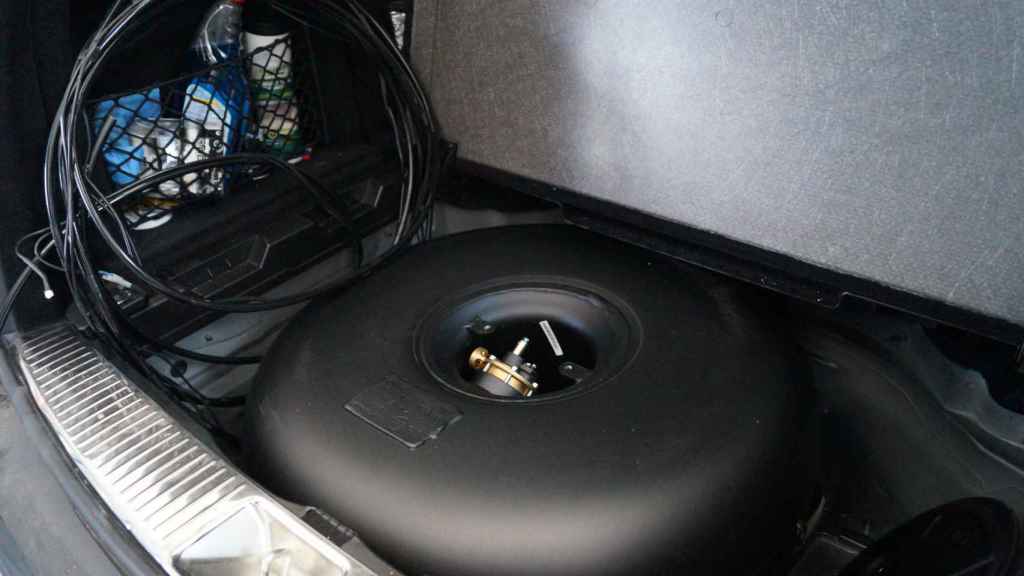 Depósito de GLP colocado en el hueco de la rueda de repuesto