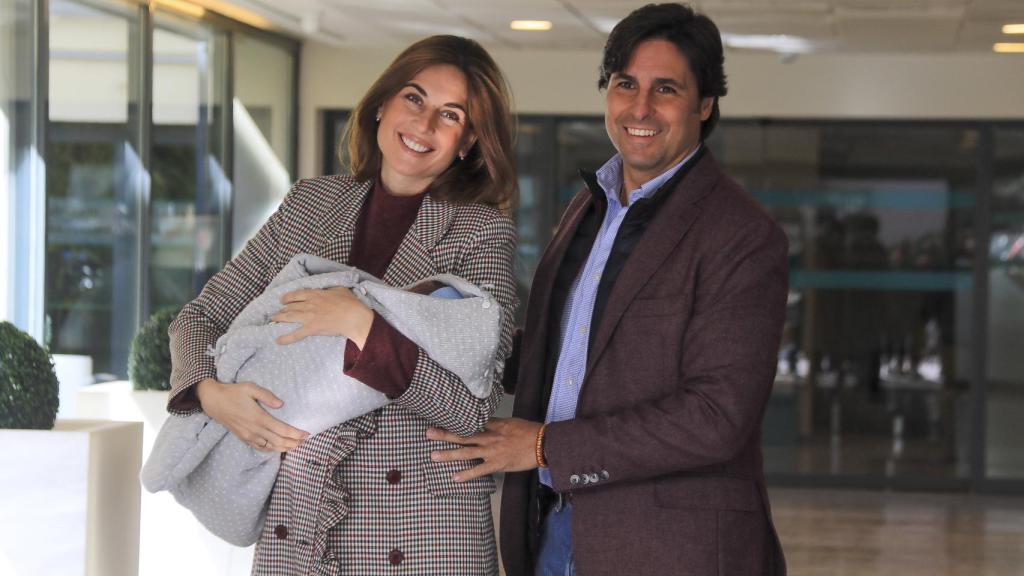 Fran Rivera y Lourdes Montes posan a la salida del hospital.