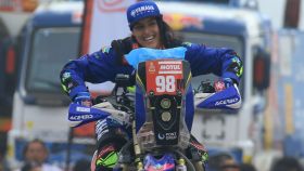 La española Sara García, de Yamaha, sale del podio de partida del Rally Dakar 2019