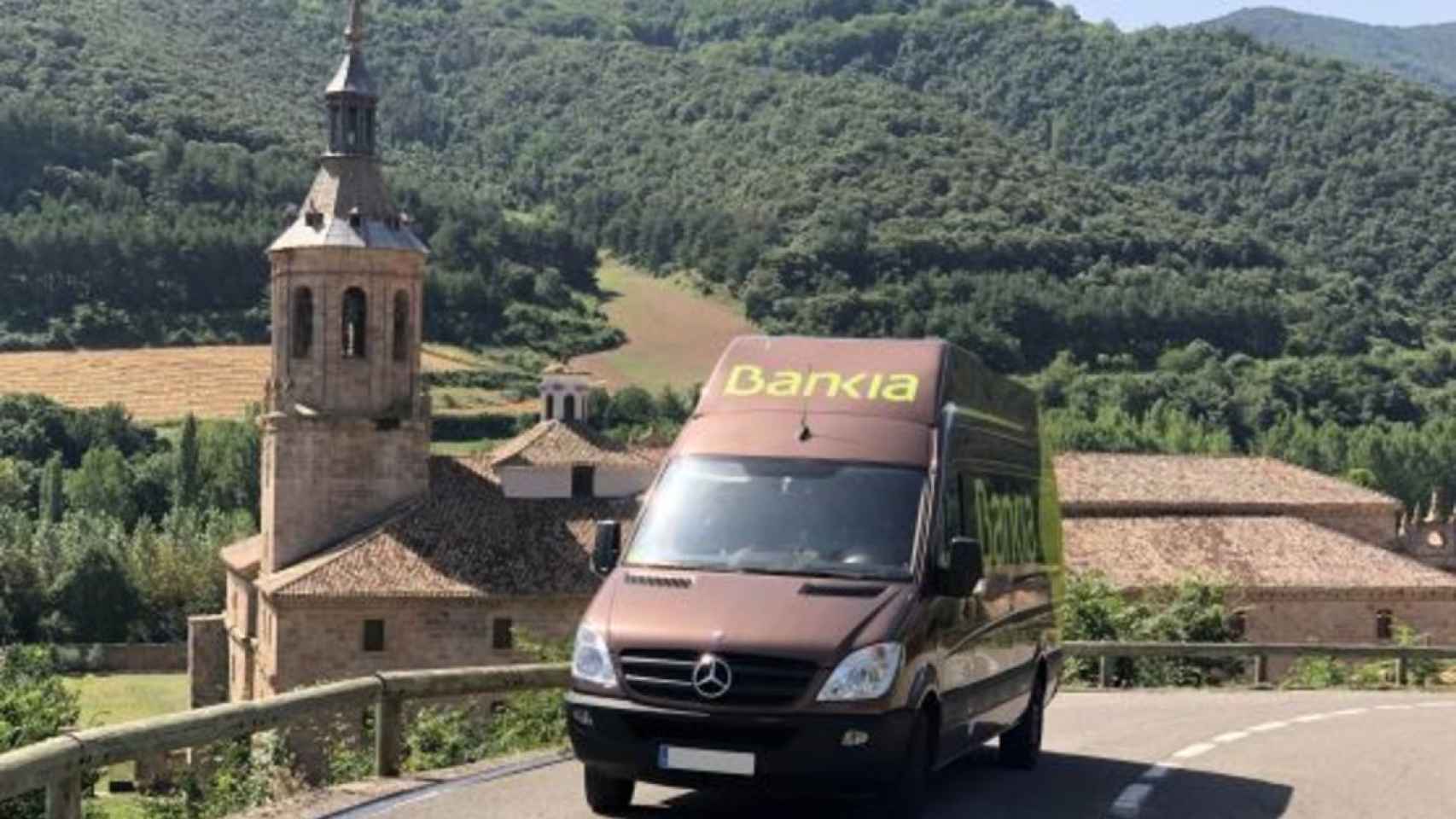 Un ofibus de Bankia recorriendo zonas rurales sin sucursal bancaria.