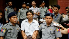 Los dos periodistas birmanos, esposados por la policía.