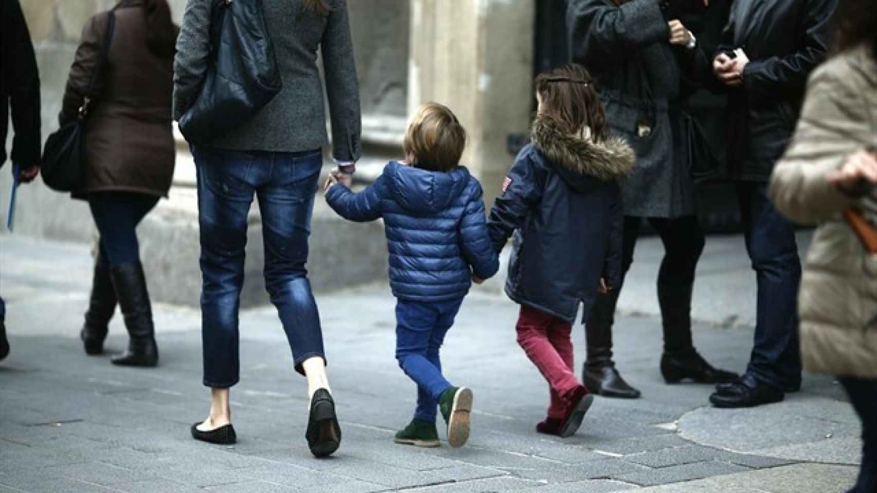 Madre paseando con sus hijos
