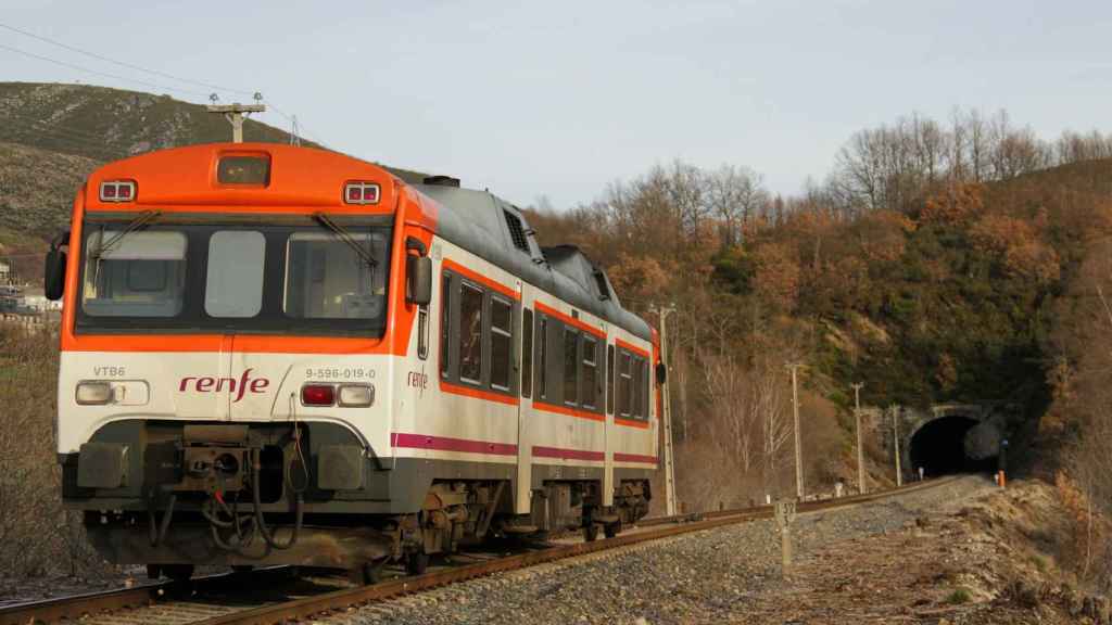 Un tren de la serie D596 de Renfe, conocido como 'tamagochi'.