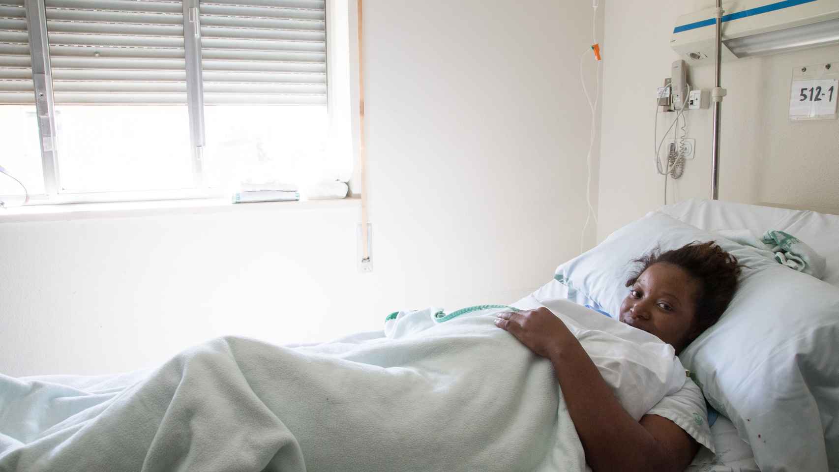 Aissata Kondé, de 23 años, en el hospital Maternal Virgen de las Nieves (Granada).
