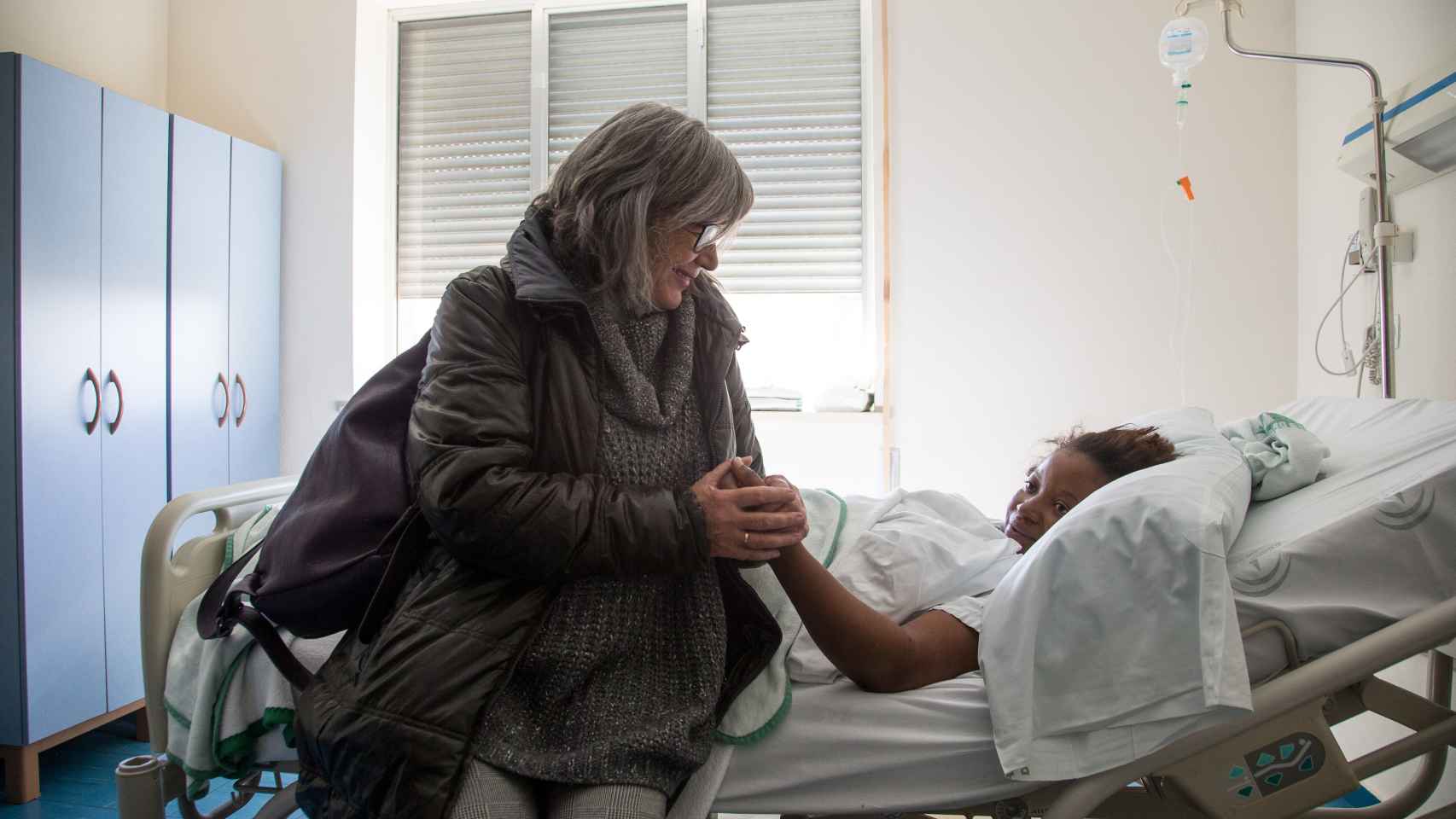 Maru Trujillo, colaboradora de Proyecto Odos, de la asociación Arcoiris, visitando a Kondé en el hospital.