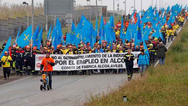 Trabajadores de Alcoa se dirigen a la plaza de España de Avilés.