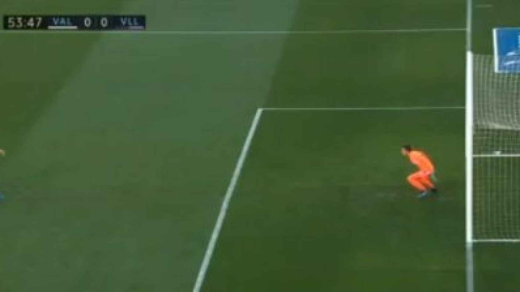 Momento en el que Rodrigo tira el penalti ante Masip en el Valencia - Valladolid